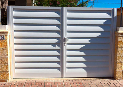 Valla y Puerta Exterior en Aluminio Blanco