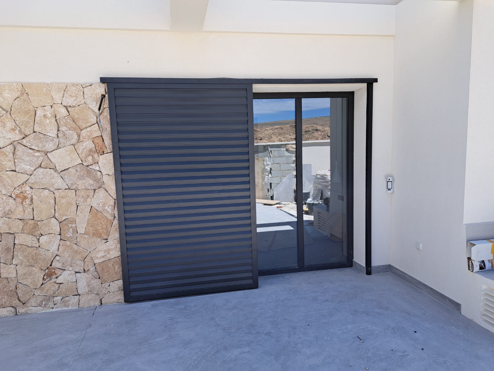 Puertas y ventanas de aluminio con correderas protección solar